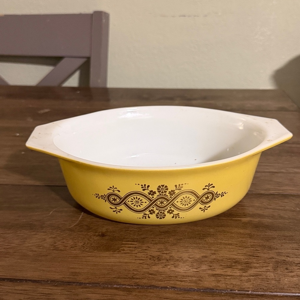 Oval Pyrex Bowl, yellow with gold scrolls 043